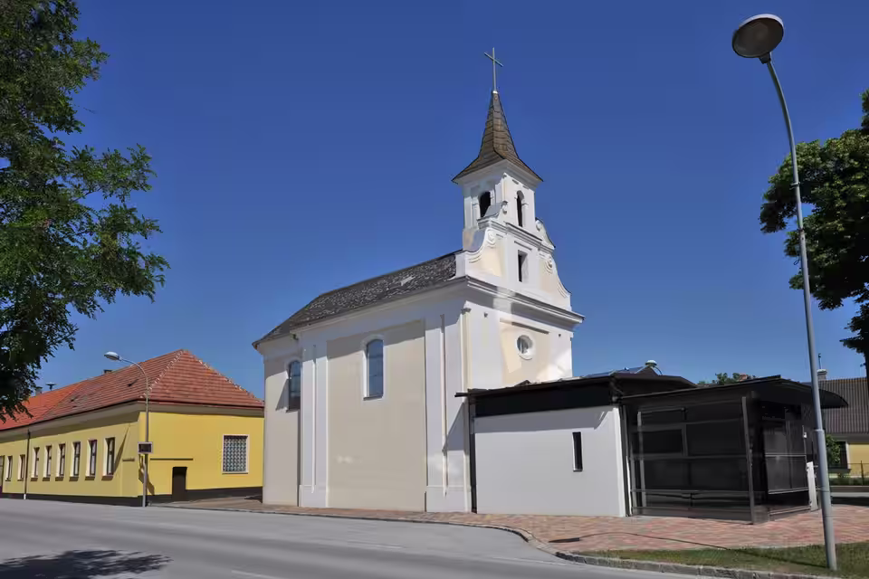 Kirche in Schönfeld im Marchfeld, Gemeinde Lassee.