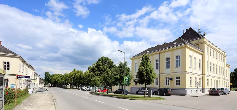 Hauptplatz mit Amtshaus in Marchegg