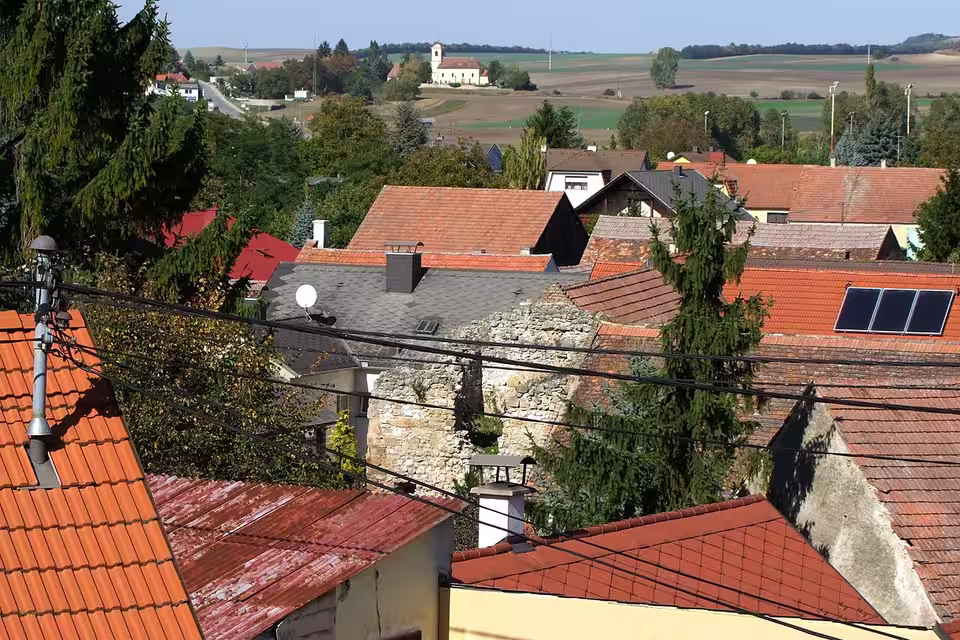 Turmruine zwischen den Dächern in Neusiedl an der Zaya