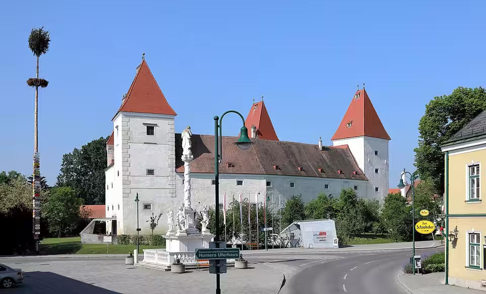 Ortszentrum von Orth an der Donau mit Schloss und Mariensäule