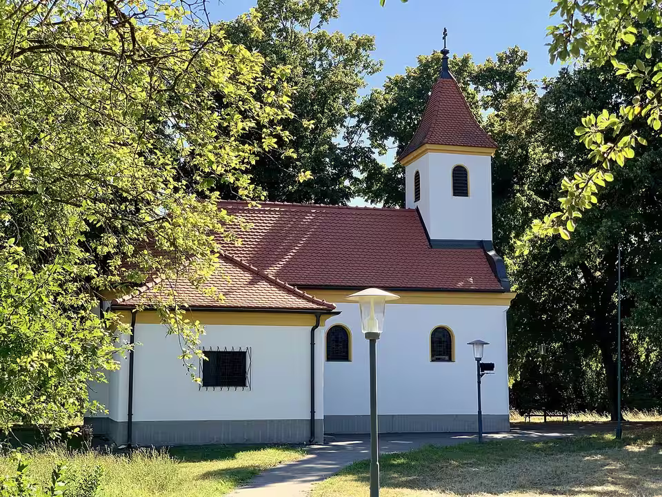 Filialkirche unter Bäumen in Parbasdorf
