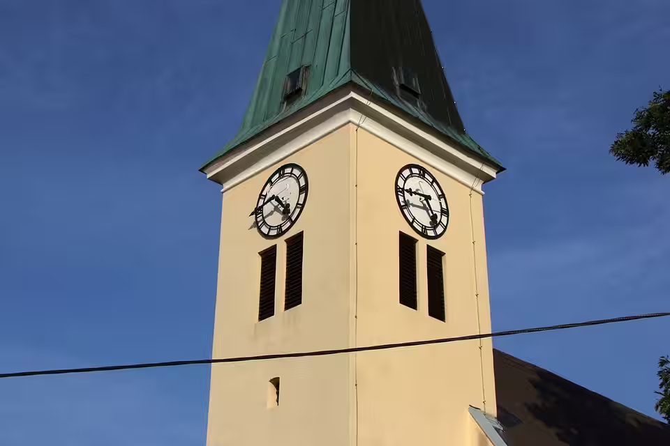 Turm der Kirche hl. Leonhard in Reyersdorf, Gemeinde Schönkirchen-Reyersdorf.