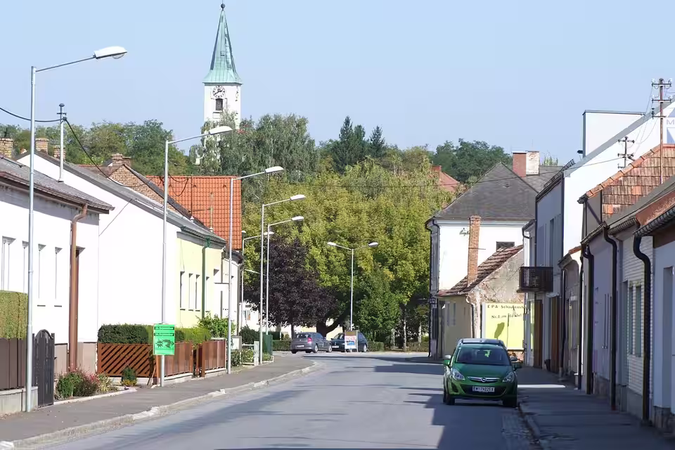 Ortsstraße mit Pfarrkirche in Spannberg