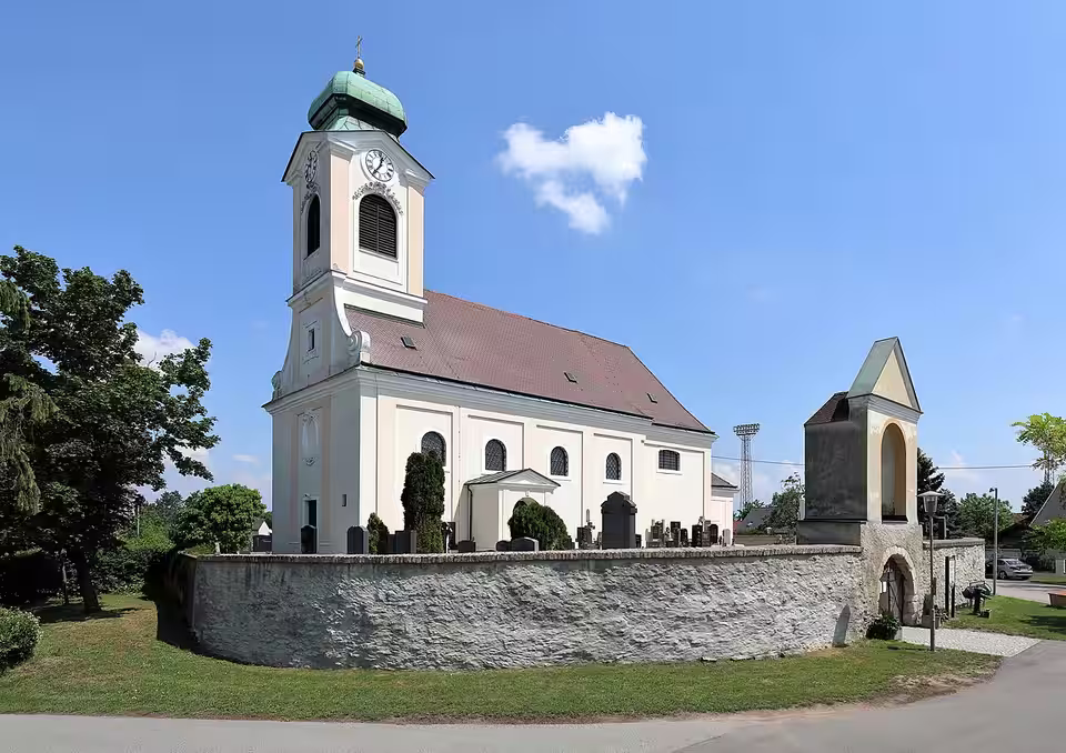 Pfarrkirche Sankt Veit mit Friedhofsmauer in Untersiebenbrunn