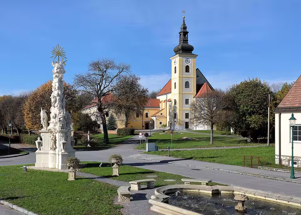 Historisches Ortszentrum mit Pfarrkirche in Weikendorf