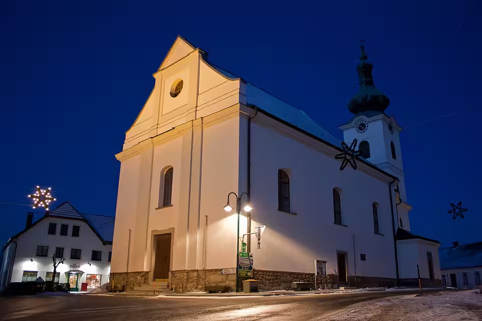 Beleuchtete Pfarrkirche Sankt Andreas in Brand, Gemeinde Brand-Nagelberg