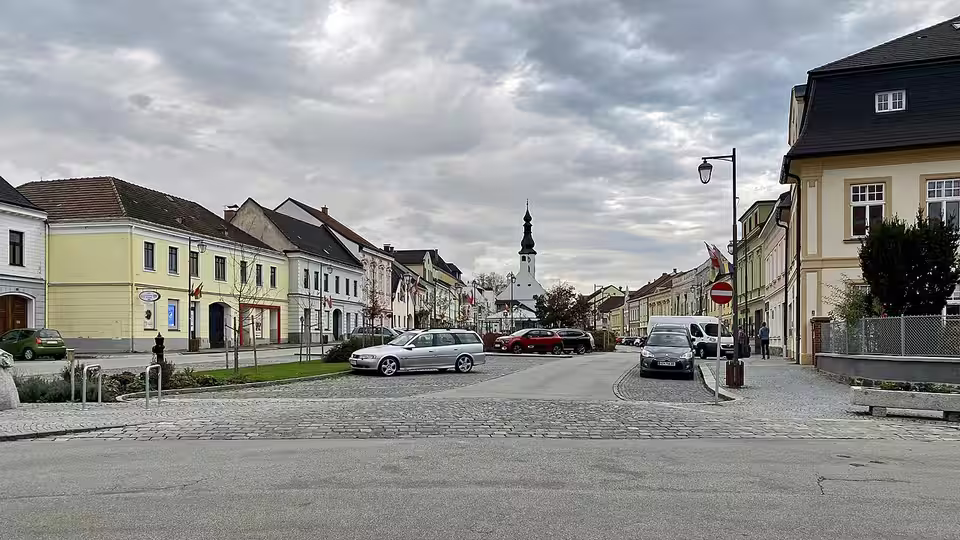 Stadtplatz mit historischen Häusern in Gmünd