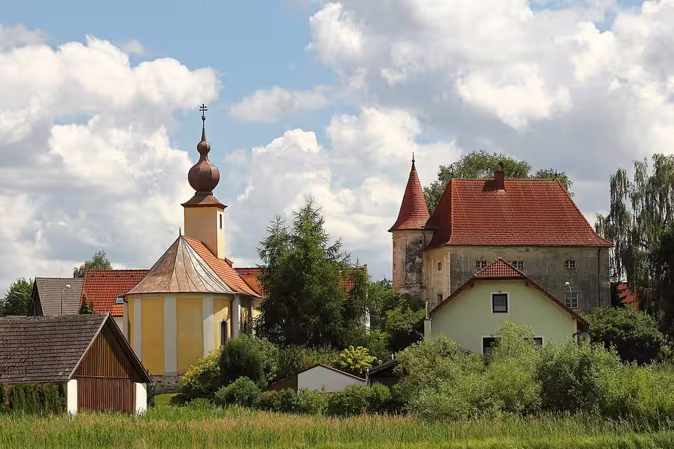 Ortskapelle Sankt Barbara und Schloss Ehrendorf in Großdietmanns