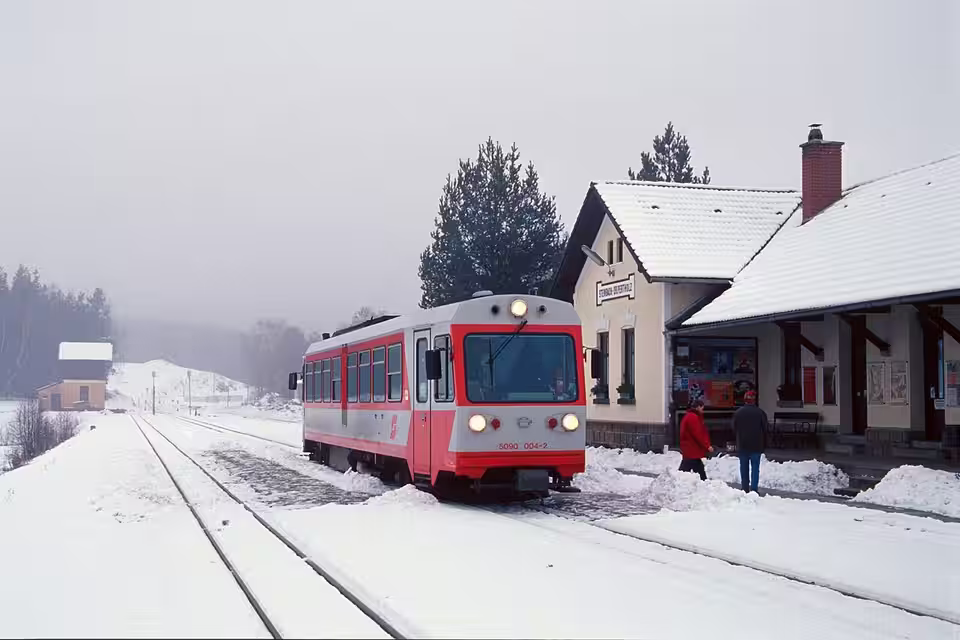 Winterlicher Bahnhof Steinbach-Großpertholz mit Schmalspurtriebwagen