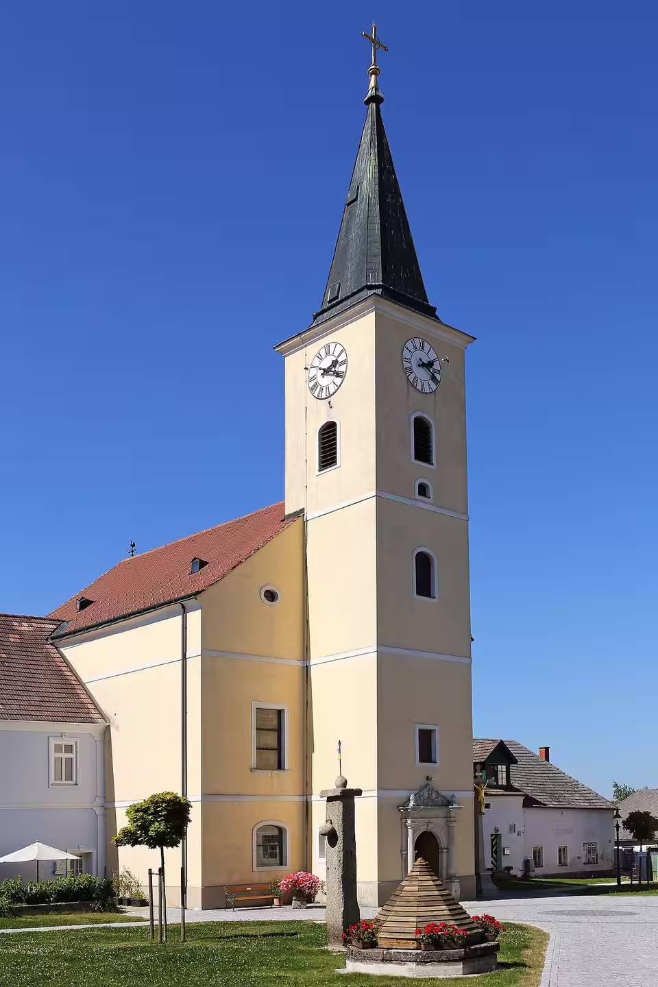 Pfarrkirche und Pranger in Hirschbach