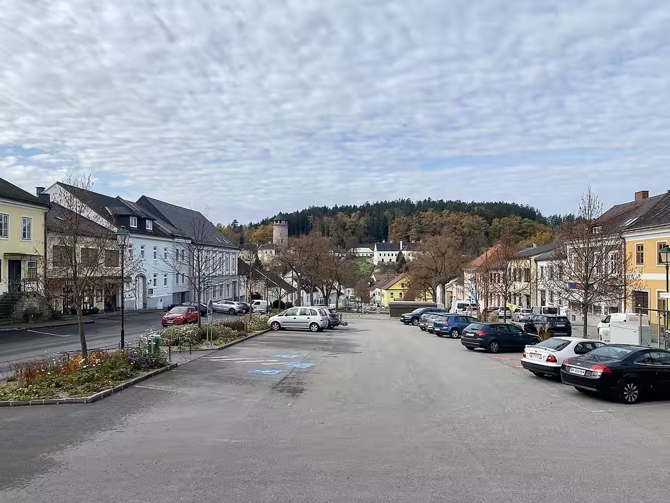 Stadtplatz mit Häuserzeilen in Litschau