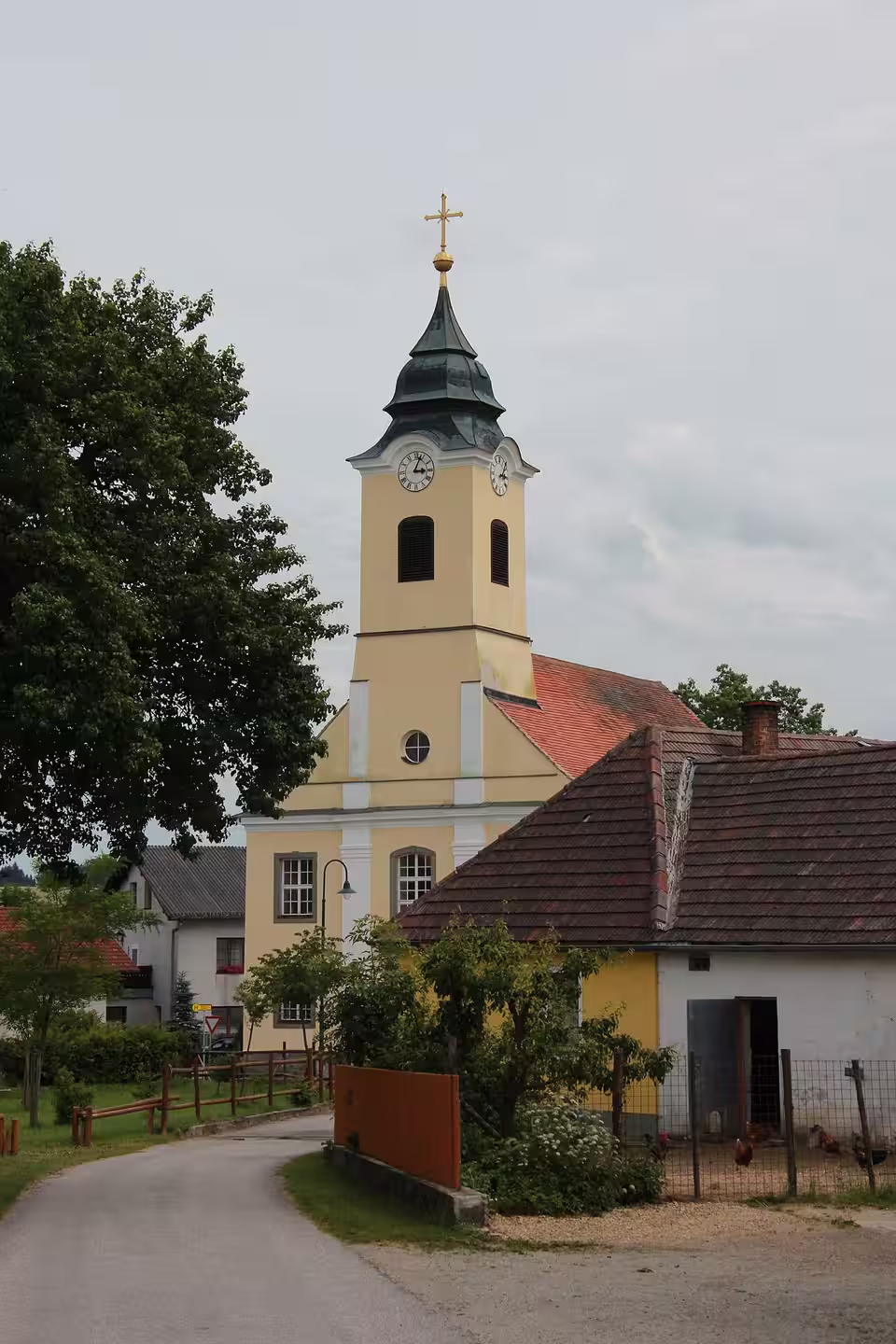 Kirche und Gemeindeamt in Reingers