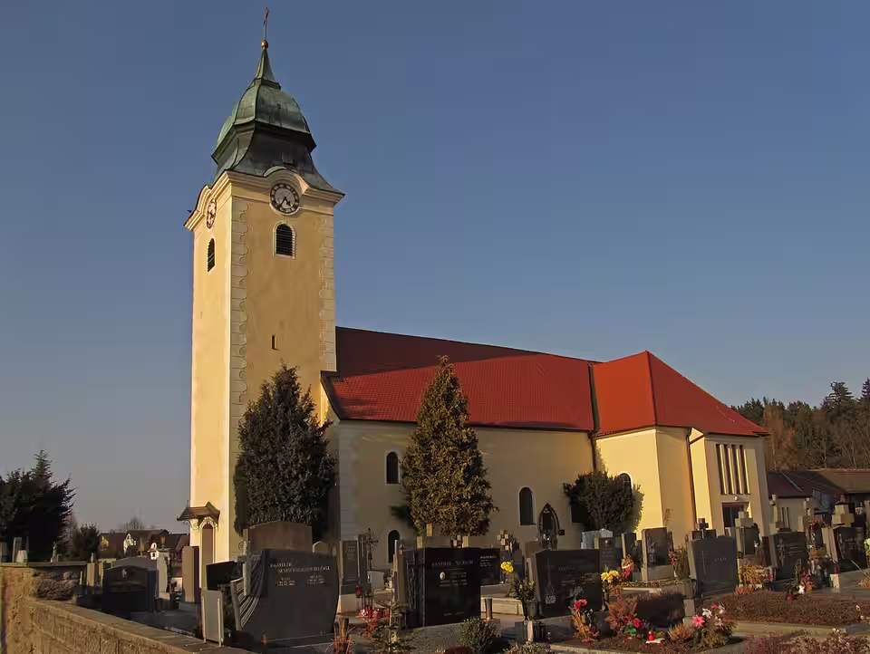 Pfarrkirche Sankt Michael und Friedhof in Waldenstein