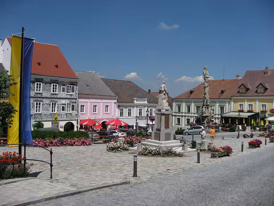 Stadtplatz mit Brunnen und historischen Häusern in Weitra