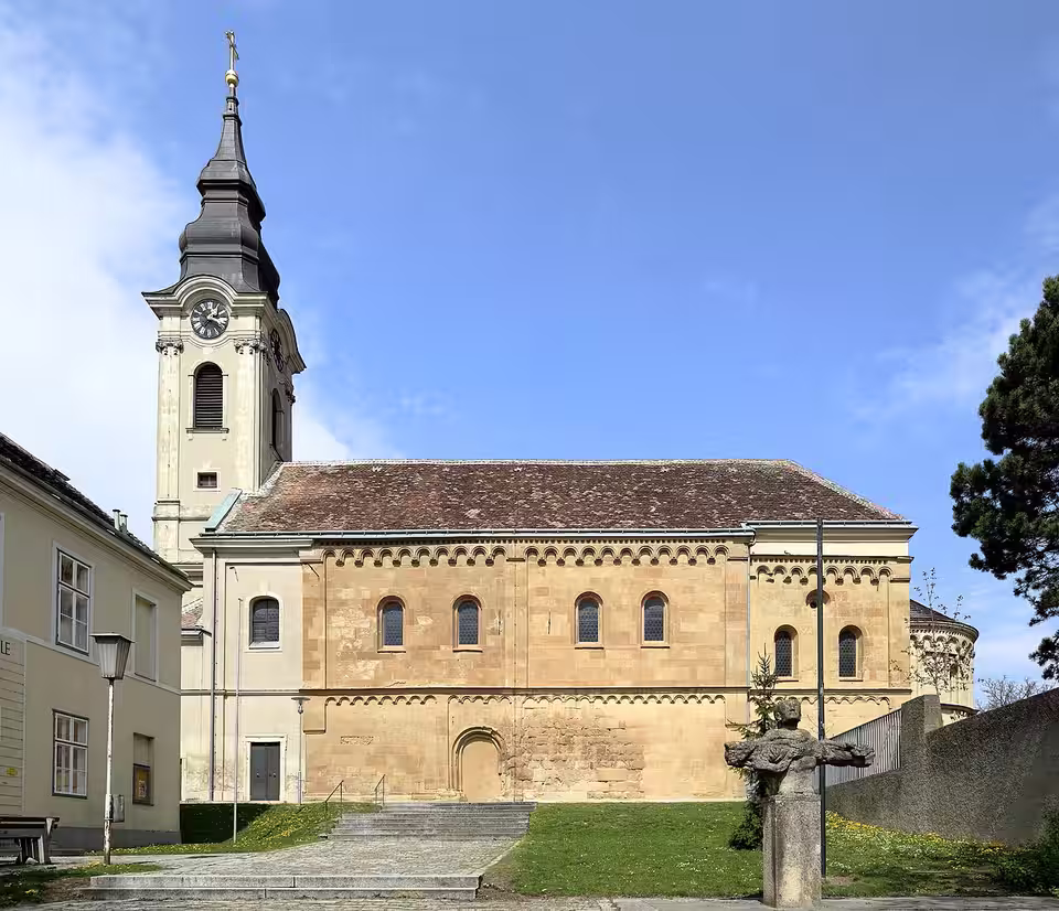 Romanische Pfarrkirche in Schöngrabern, Gemeinde Grabern