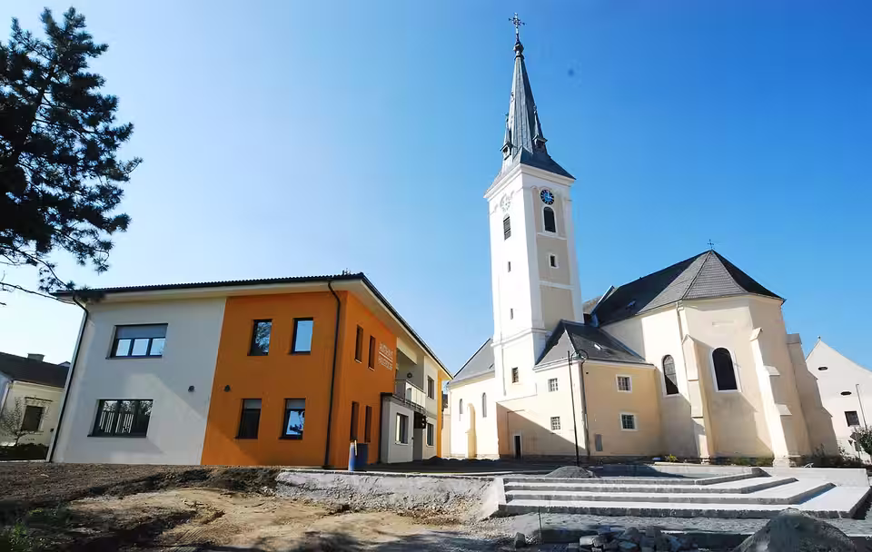 Gemeindeamt und Pfarrkirche in Haugsdorf