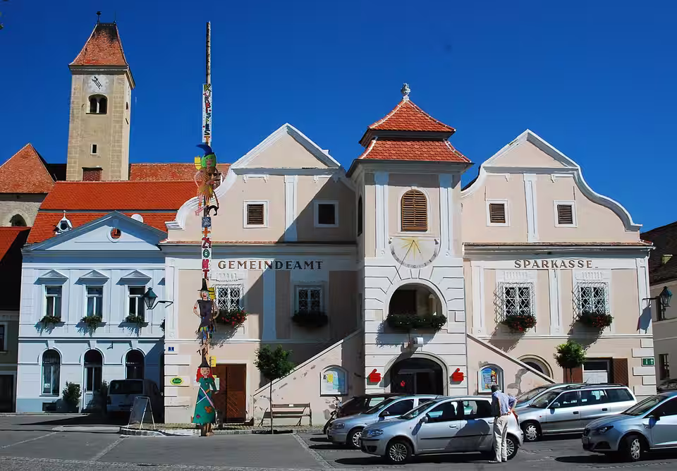 Rathaus und Platz in Pulkau