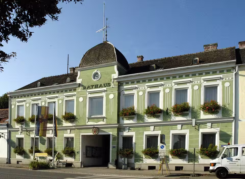 Rathaus mit geschmückter Fassade in Ziersdorf
