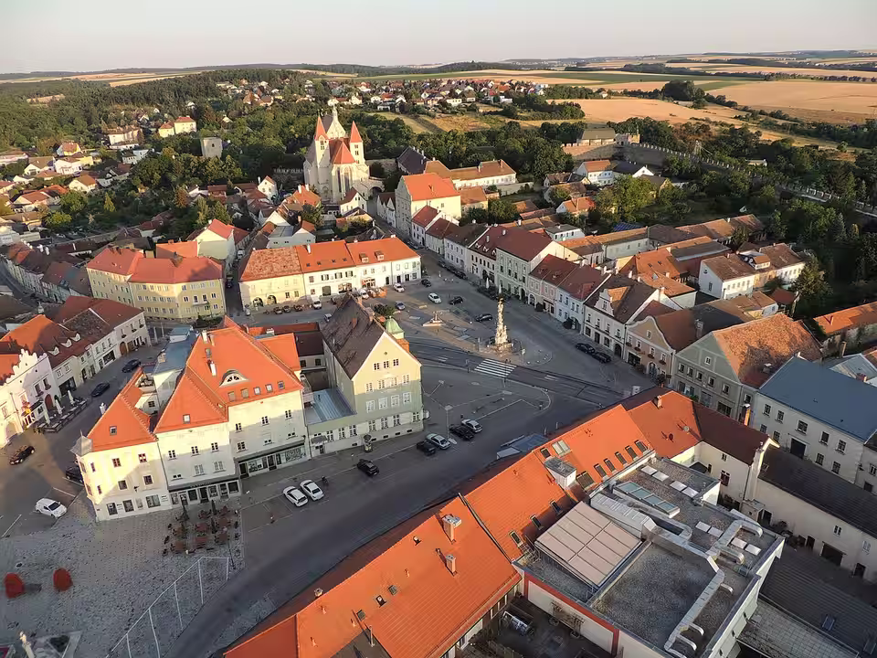 Blick aus einem Heißluftballon auf den Hauptplatz von Eggenburg