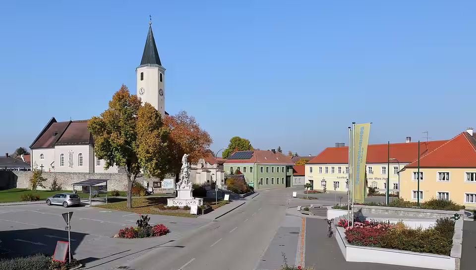Ortszentrum mit Pfarrkirche in Langau