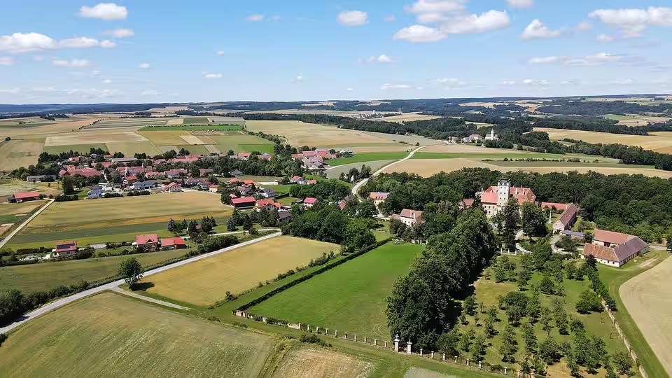 Luftaufnahme von Röhrenbach und den Feldern