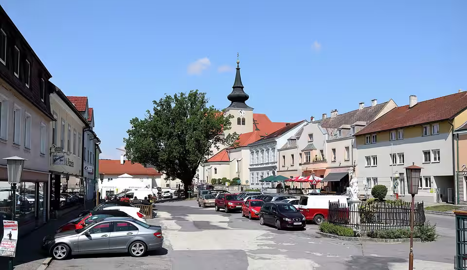 Hauptplatz mit Häuserzeilen und Kirche in Ernstbrunn