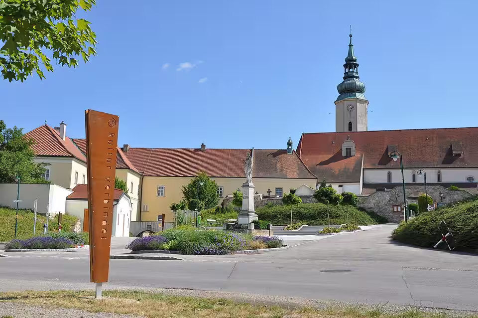 Agathaplatz mit Startsäule des Erlebnisweges in Hausleiten