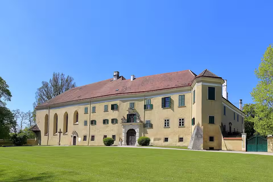 Schloss Sierndorf mit Wiese