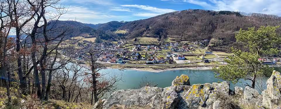 Blick über die Donau auf Aggsbach Markt