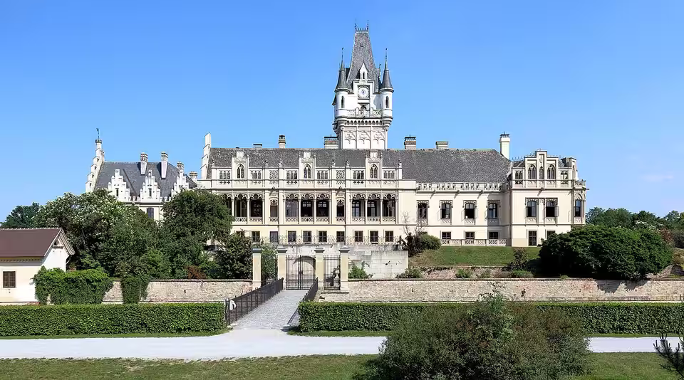 Westfassade von Schloss Grafenegg