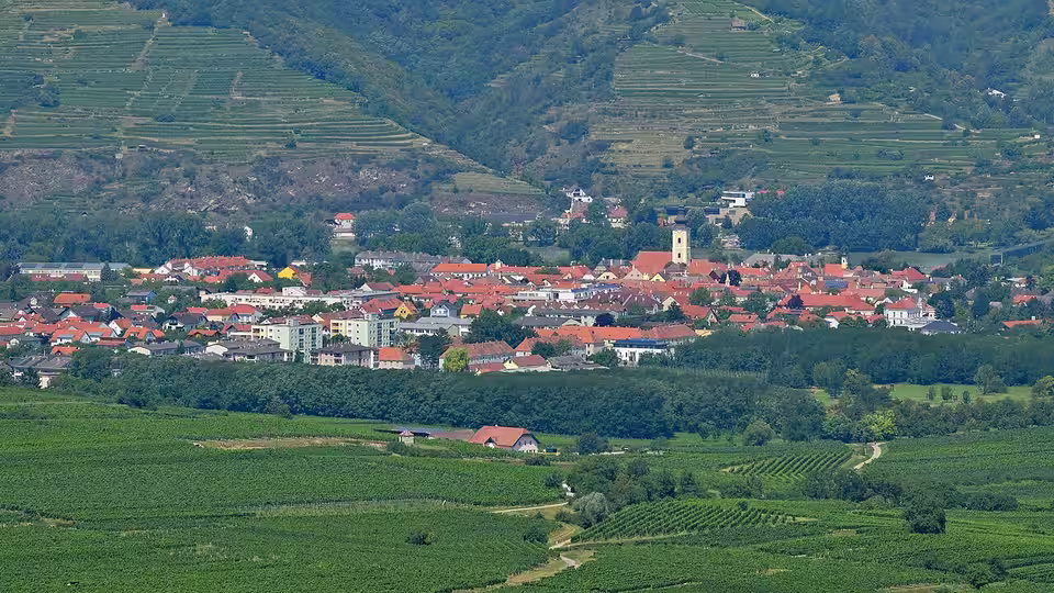 Blick vom Stift Göttweig auf Mautern an der Donau