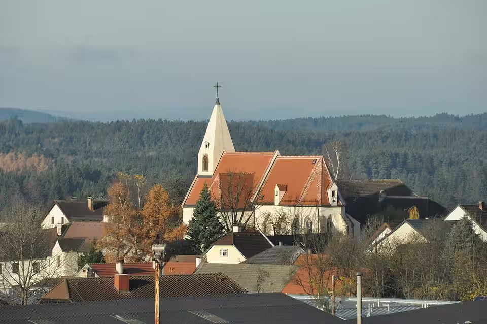Pfarrkirche Mariä Himmelfahrt über den Dächern von Rastenfeld