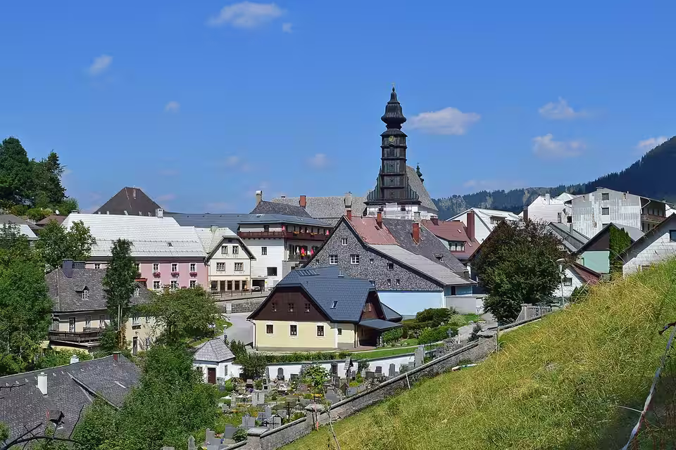 Ortsansicht von Annaberg mit Kirchturm
