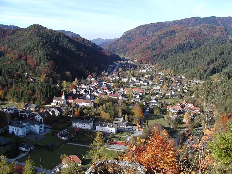 Blick von der Burgruine auf Hohenberg
