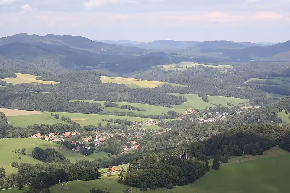 Blick von der Araburg auf Kaumberg und die Hügellandschaft