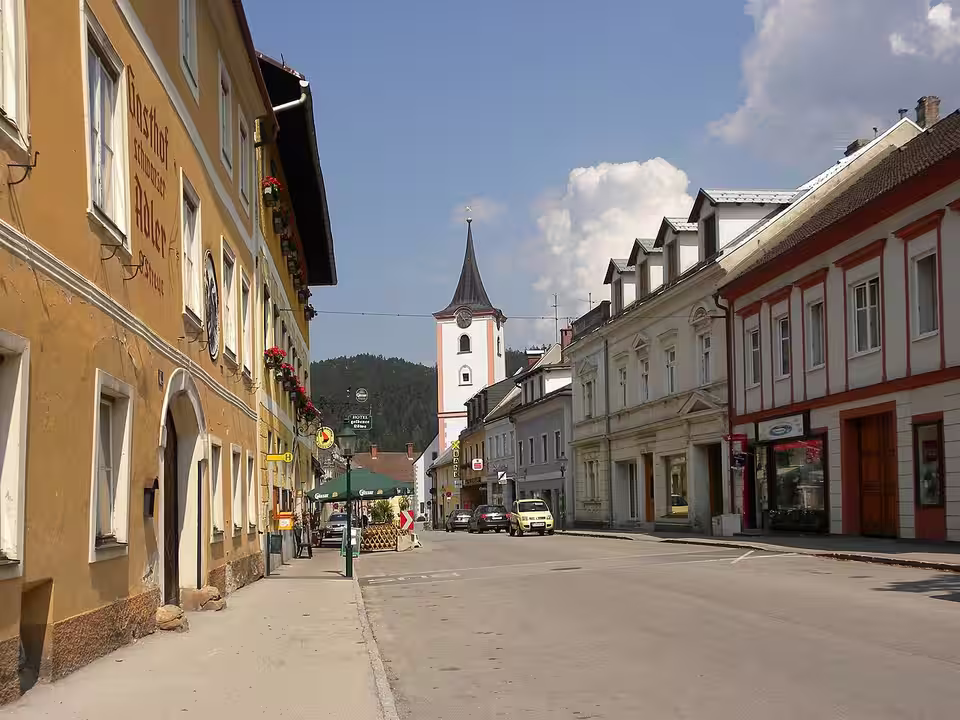 Ortsstraße mit Pfarrkirche in Türnitz