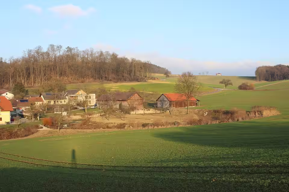 Wasserburg Wocking und Umgebung in der Gemeinde Bergland