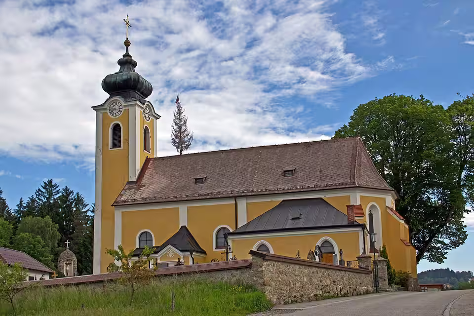 Pfarrkirche Sankt Ulrich und Friedhof in Dorfstetten