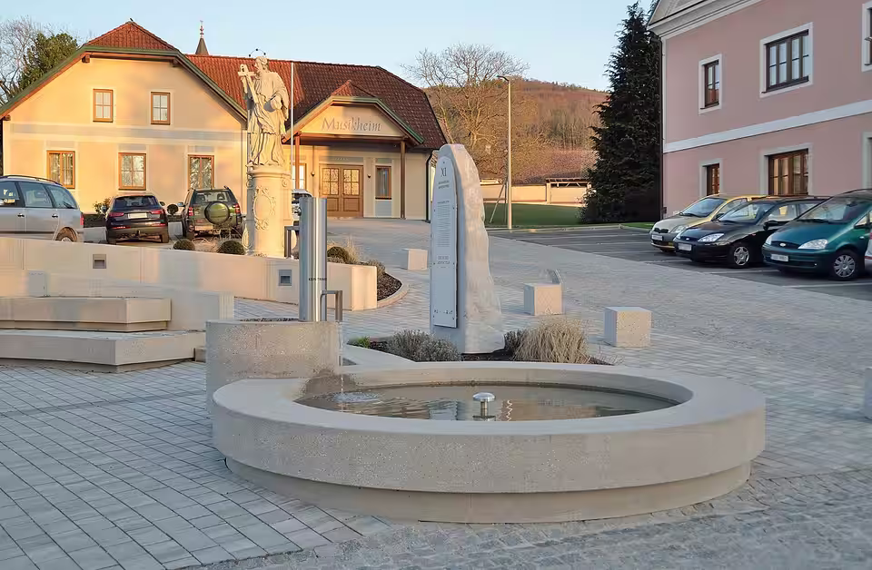 Brunnen und Platzgestaltung im Zentrum von Kirnberg an der Mank