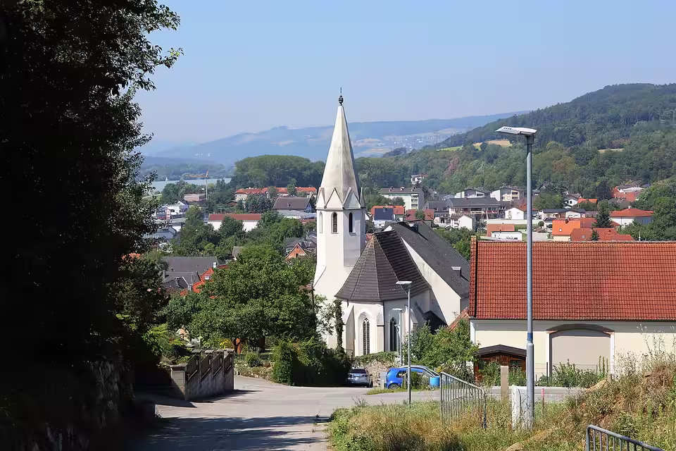 Pfarrkirche Sankt Otmar mit Ortsansicht in Klein-Pöchlarn