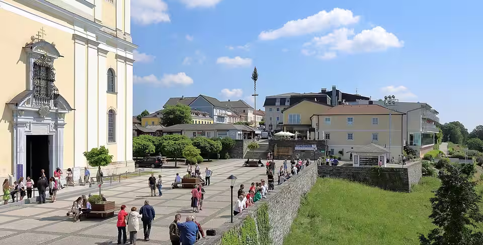 Kirchenvorplatz und Ortszentrum von Maria Taferl