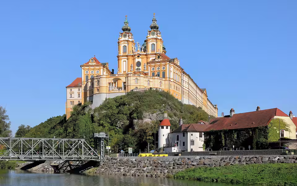 Stift Melk über der Altstadt und der Brücke am Donauarm