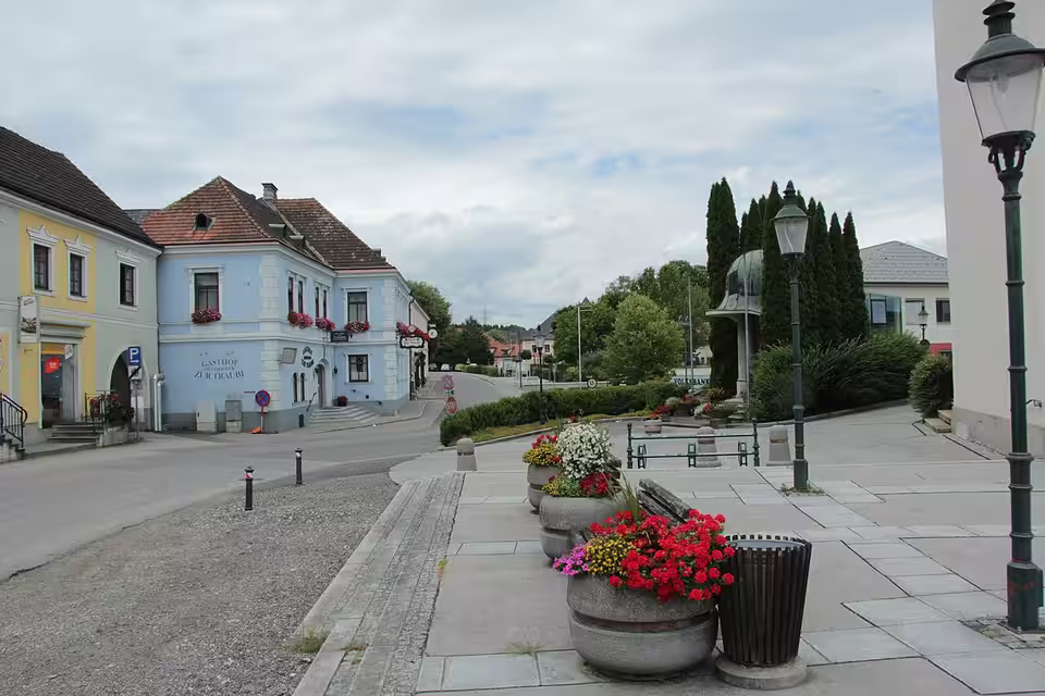 Kirchenplatz mit Blumenschmuck in Petzenkirchen