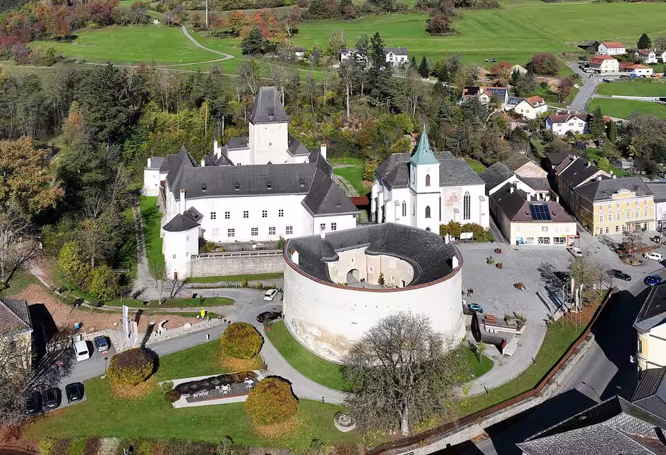 Luftaufnahme von Schloss, Barbakane und Pfarrkirche in Pöggstall
