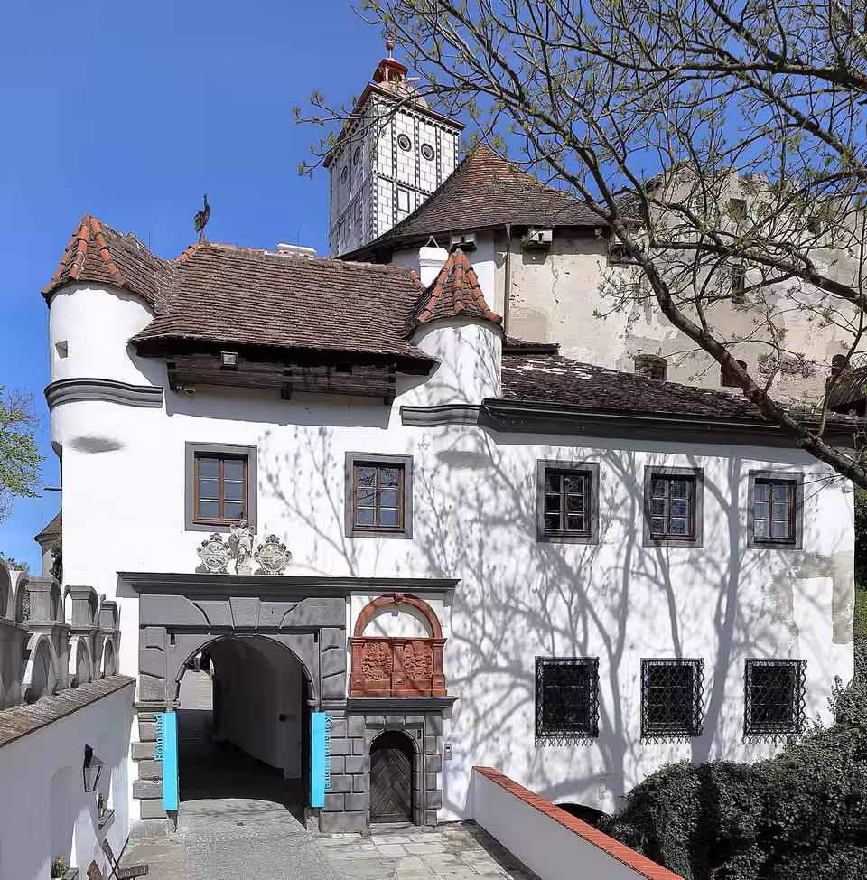 Tordurchfahrt und Försterstöckl der Schallaburg, Gemeinde Schollach