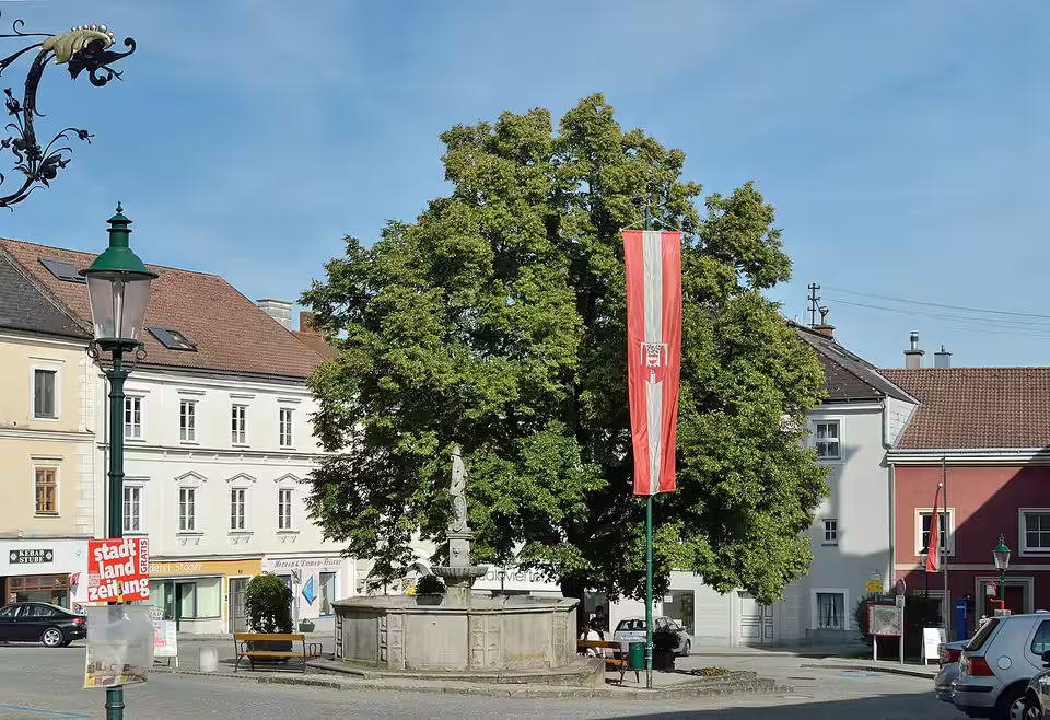 Hauptplatz mit Brunnen in Ybbs an der Donau