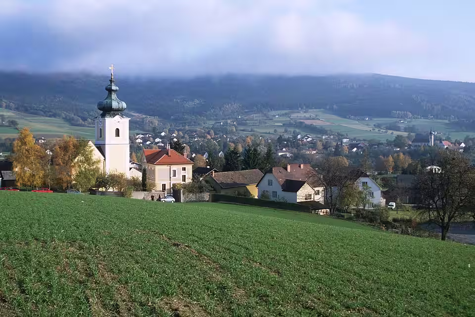 Blick auf Ysper und die Pfarrkirche im Yspertal