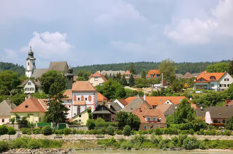 Blick vom Donauufer auf Emmersdorf an der Donau
