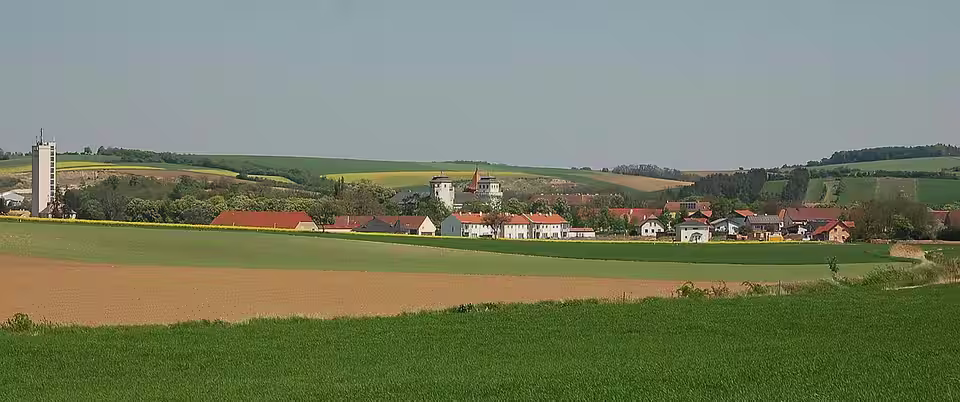 Blick über Felder auf Asparn an der Zaya