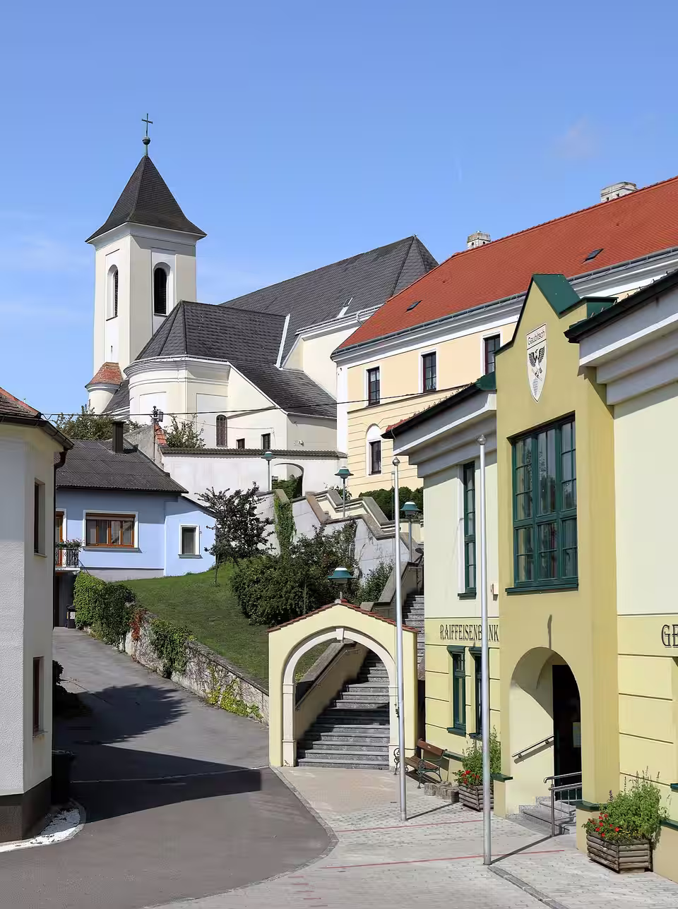 Kirchenhügel mit Aufgang und Pfarrkirche in Gaubitsch